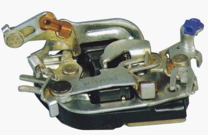 69320-37040 LOCK LATCH